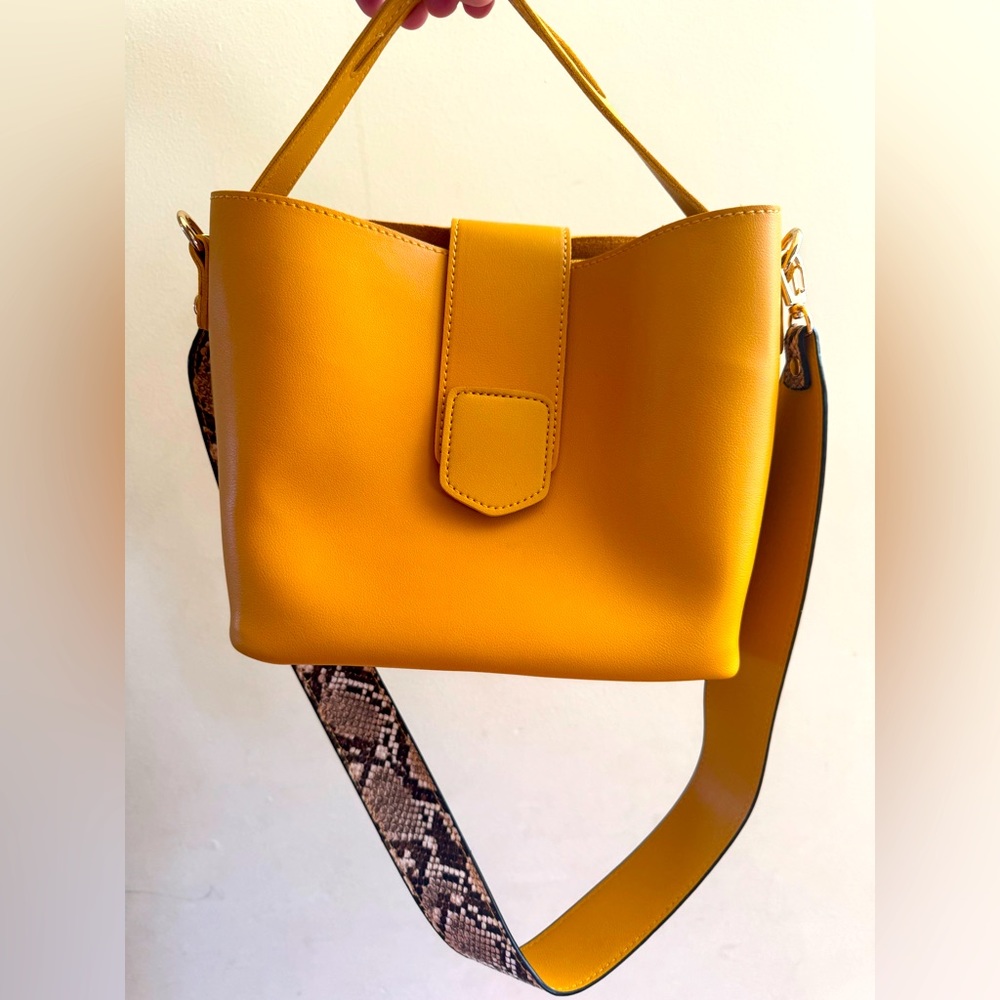 2 bags in 1! A beautiful yellow/brown snakeskin combo💛🌝🌻🌙🌼🐝🐥
